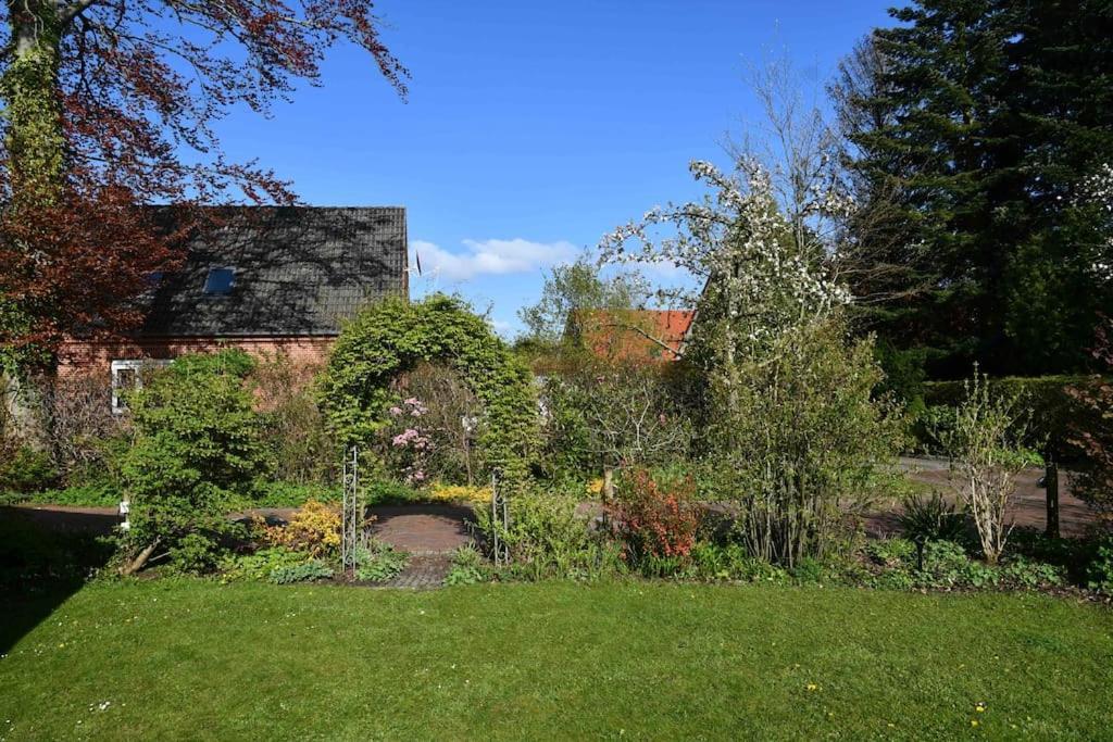 Unser Traumhaus Mit Wunderschoenem Garten Аурих Екстериор снимка