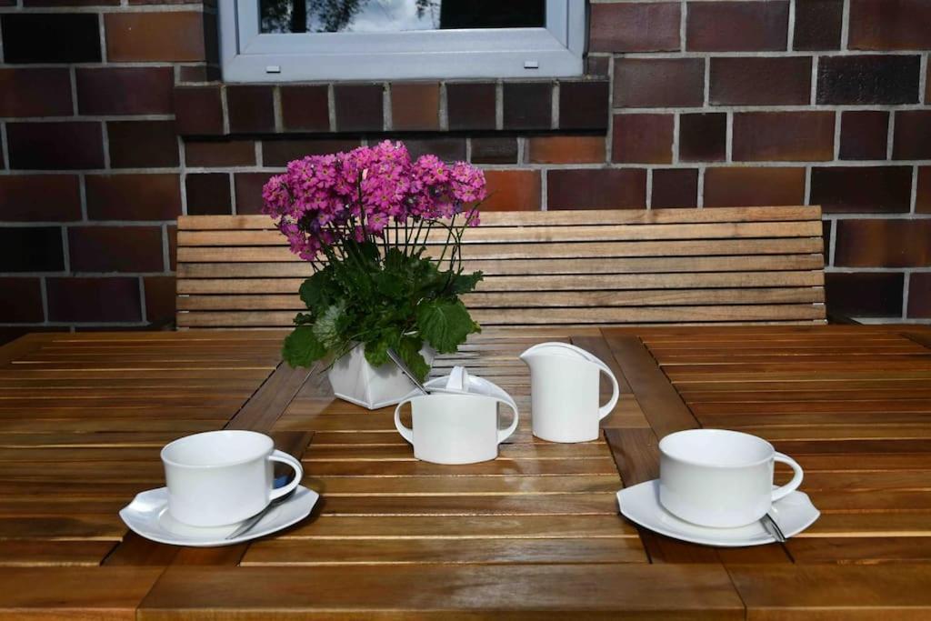 Unser Traumhaus Mit Wunderschoenem Garten Аурих Екстериор снимка